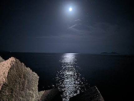 L’IA met bien en scène la lune au-dessus des îles Paximadia.