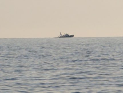 La qualité d’image du zoom numérique 30 fois n’est pas bonne, mais elle me permet de mieux distinguer le bateau de pêche qu’à l’œil nu.