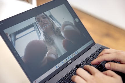 Vers monstrueux au travail. Ne pas taper pendant les visios. Cela pourrait déclencher une panique générale.