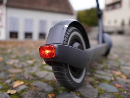 Le moteur se trouve dans la roue arrière. Quand on freine, la luminosité du phare arrière augmente.