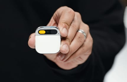 Le badge reconnaît et traduit automatiquement les langues étrangères.