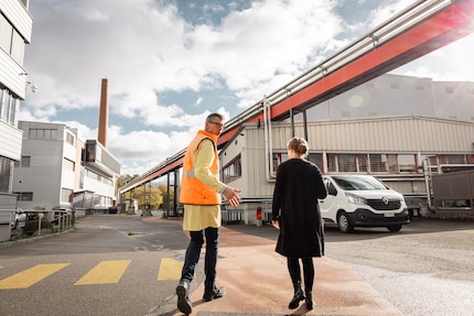 Daniel Lötscher me guide à travers le site de Knorr jusqu’au bâtiment de production. 