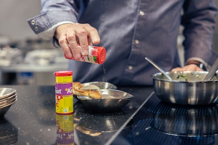 Josef Tschigg assaisonne les épinards à la crème et le pain à l’ail avec du piment et de l’ail en poudre ... 