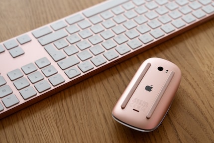 Un port Lightning sur la face inférieure d’une souris en 2023. Apple, faites mieux !