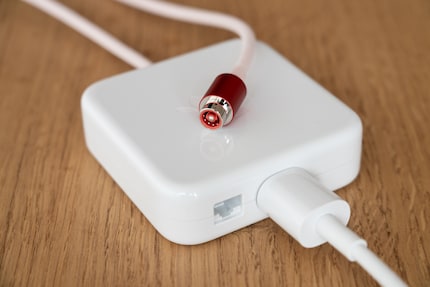 Élégant : le port LAN est intégré dans le bloc d’alimentation. La connexion du câble d’alimentation est un développement propre à Apple. Il se connecte magnétiquement à la prise.