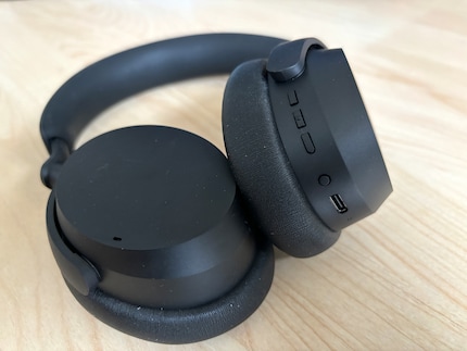 The buttons feel pleasant to press and are easy to reach.