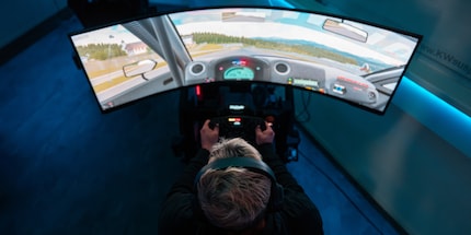 Le moniteur incurvé avec double résolution UHD me met dans le cockpit virtuel de la voiture...