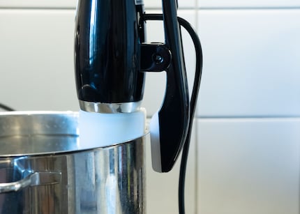 Sur le modèle Koenig, c’est une pince qui assure la stabilité.