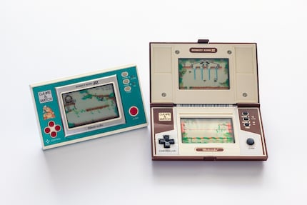 C’est sur ce genre de consoles portables que j’ai commencé à jouer.