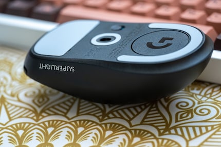 Le dongle pour la connexion sans fil se place sous le couvercle rond.
