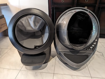 À gauche, le nouveau Litter Robot 4 avec une ouverture plus grande et un intérieur plus clair.