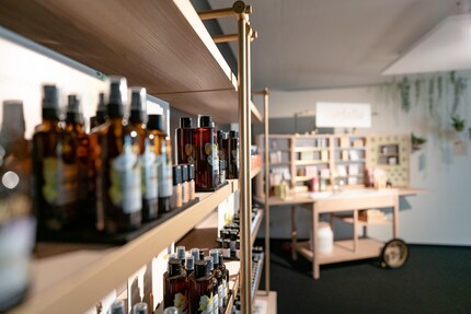 Au showroom d’Uster, on découvre une foule de produits joliment présentés : parfums d’ambiance, produits cosmétiques naturels, gélules diverses.