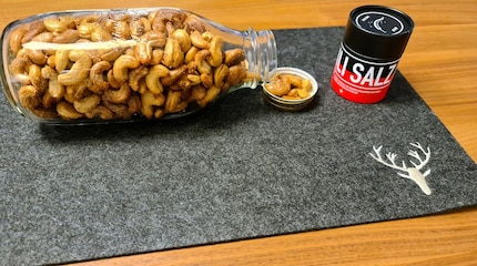 Roasted and salted cashew seeds provide plenty of energy.