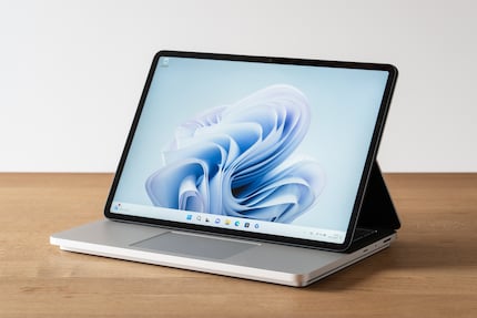 J’aime bien le design du Surface Laptop Studio 2. Grâce à son mécanisme de pliage astucieux, il se transforme en tablette. Dans cette position, l’écran s’amarre magnétiquement au-dessus du pavé tactile.