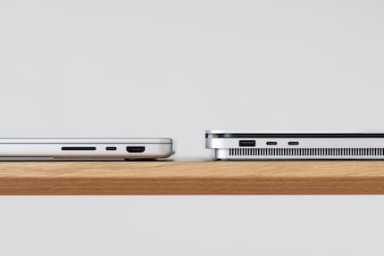Le MacBook (à gauche) est plus fin de 6 millimètres que le Surface et ses bords extérieurs sont plus arrondis.