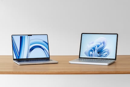 L’écran du MacBook est clairement supérieur à celui du Surface. En revanche, contrairement à Microsoft, Apple n’intègre pas de capteurs FaceID.