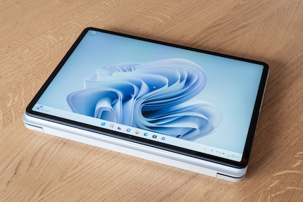 Entièrement rabattue, la Surface est une mégatablette très performante, produit introuvable chez Apple.