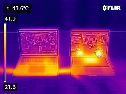 À pleine puissance, le boîtier du MacBook Pro (à droite) se réchauffe également. Contrairement au Surface, les points chauds se trouvent plutôt à l’arrière.