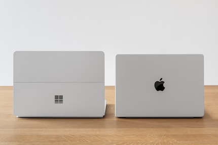 L’ordinateur portable de Microsoft peut rivaliser en termes de performances selon l’application, mais il convertit beaucoup plus d’énergie en chaleur perdue. Loin d’une prise de courant, le MacBook ne joue pas dans la même cour.