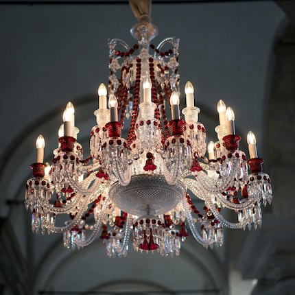 Baccarat’s iconic red Zénith chandelier is depicted on the inside of the perfume label. The chandelier costs a whopping 89,000 euros.
