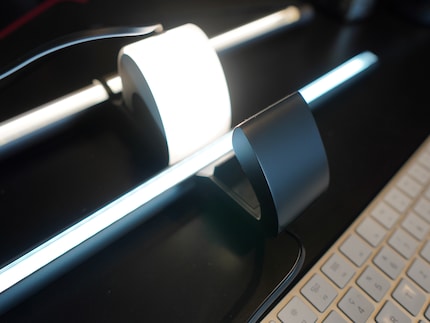 The E1132 has a second LED light on the mount (behind the screen). 