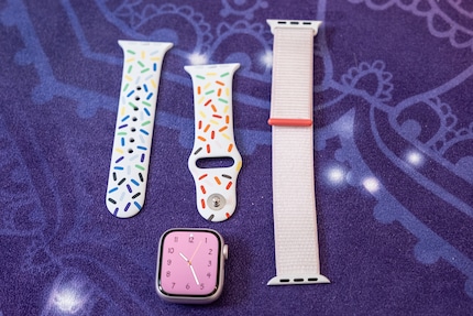 Le bracelet en silicone est élégant, mais peu pratique. J'opte pour la bande velcro, plus pratique.