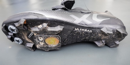 The Shimano SH-XC7L Wide doesn’t have a stiff upper lip, but a stiff sole.