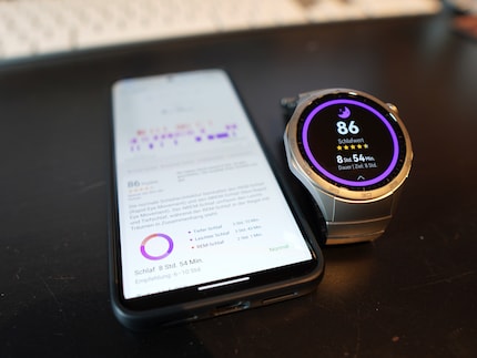 Le suivi du sommeil sur la montre et de manière encore plus détaillée (mais moins claire) sur l’application.
