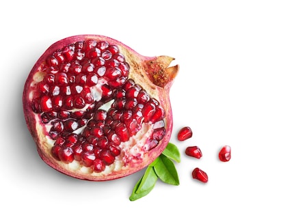 The pomegranate’s decorative, bright red seeds are full of healthy substances. Their red colour comes from the plant pigment cyanidin.