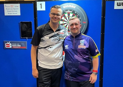Luke Littler (à droite) et Gian van Veen (à gauche) se sont affrontés en finale du championnat du monde PDC junior fin novembre.