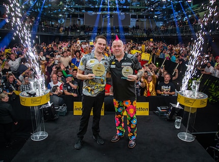 L'étoile filante allemande Ricardo Pietreczko (à gauche) après sa victoire dans le tournoi du German Darts Championship à Hildesheim contre Peter Wright (à droite).