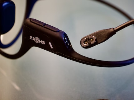 Le câble de recharge magnétique est pratique, à condition de ne pas l’oublier ou le perdre.