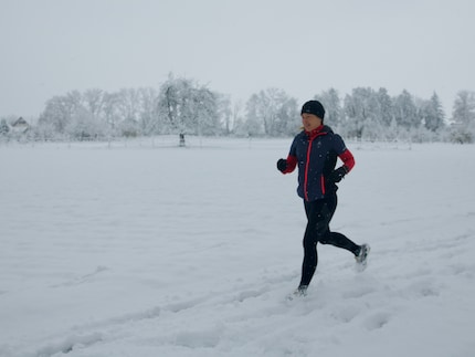 Le casque OpenRun Pro me motive à courir par temps froid et peut être porté sous un bonnet.