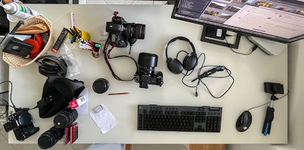 Le même bureau pendant une journée de travail intense.
