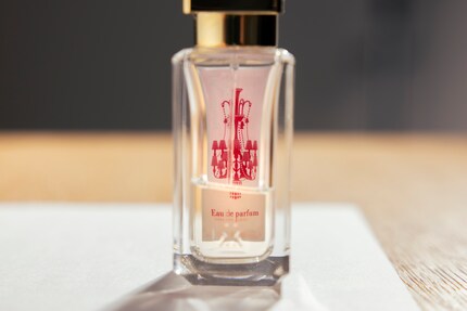 A beautiful detail: the red crystal chandelier on the back of the label.