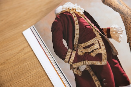 Wine-coloured wool: an English gentleman’s suit from 1740. Image from the book Fashion History from the 18th to the 20th Century.