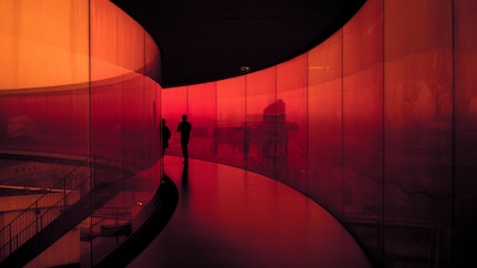 Using virtual reality, study participants were placed in a red environment.
