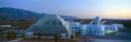 Comme il y a 30 ans : dans la Biosphère 2, Elon et Jeff s’entraînent pour Mars.