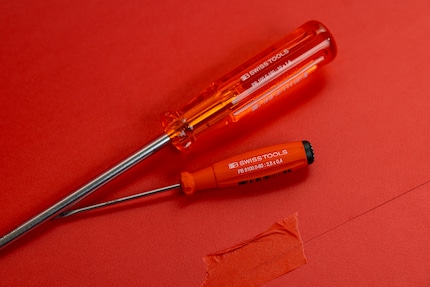 Les outils de vissage de PB Swiss Tools sont considérés comme étant de très haute qualité, car ils sont adaptés aux vis correspondantes et permettent d’exercer plus facilement la pression de serrage adéquate.