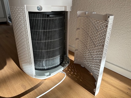 Grand volet, beaucoup de filtres derrière. C'est ici que l'air est purifié. Le clapet en plastique tient magnétiquement et semble stable.