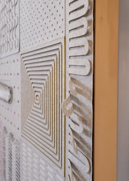 «Touch Me Please» est un objet mural en feutre de laine qui incite à l'explorer.