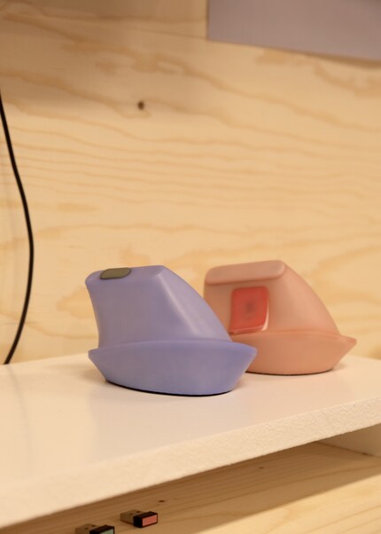 «Verti Grip Mouse» (à droite. sur la photo) s'adresse aux personnes ayant une main à griffe verticale.
