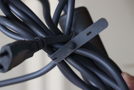 Practical for combatting cable chaos: a tie is attached to the cables.