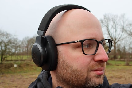 Le JBL Live 770NC n’appuie pas sur les branches des lunettes.