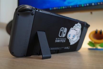 Le petit pied de la Switch de lancement est quasiment inutilisable.
