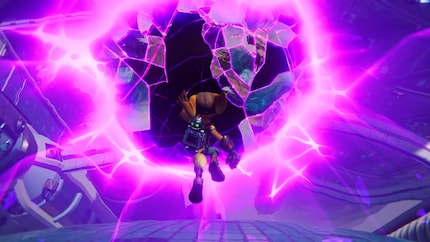Dans « Ratchet & Clank : Rift Apart », je voyage incroyablement vite à travers différents niveaux grâce à des failles dimensionnelles.