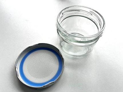Le mieux est d’utiliser des bocaux avec un joint bleu sans PVC. Ils sont étanches et ne dégagent pas de substances nocives.