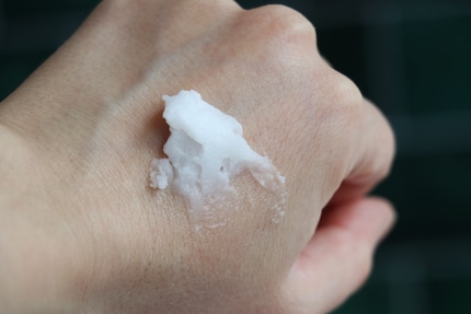 La texture est ferme - jusqu'à ce que vous la massiez sur votre peau.