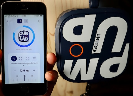 Avec l’application, je peux choisir entre différents modes, régler la résistance, regarder des tutoriels d’entraînement ou participer à des défis.