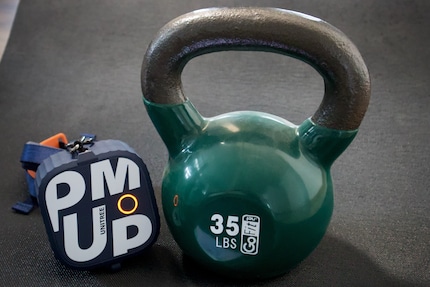 Un kettlebell de près de 16 kilos offre moins de résistance que la « pompe », nettement plus petite et plus légère.